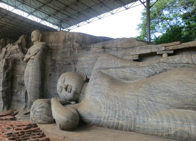 涅槃像の長さは14メートル、立像の高さは7メートル