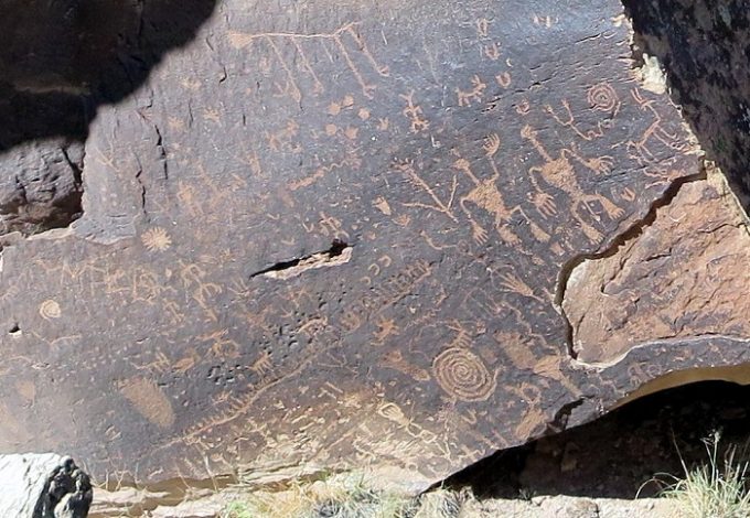 Newspaper Rock: 石に刻まれたペトログリフ（数千年前のもの）
